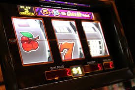 Filipino player completing a mania777 PHP deposit on a smartphone